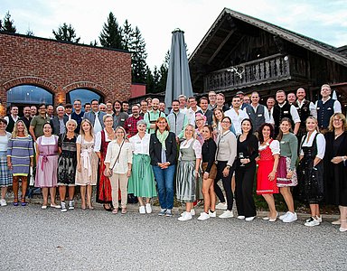 Gruppenfoto in Trachten beim Gipfeltreffen 2025.